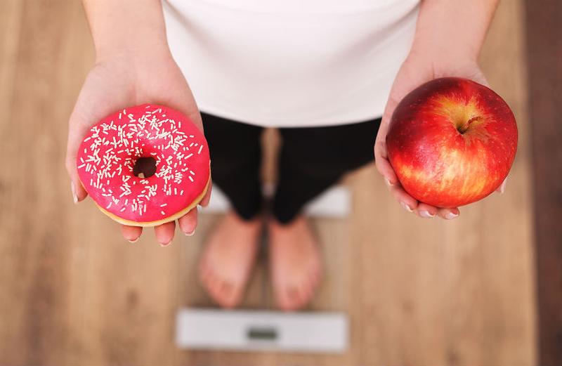 czy ocet jabłkowy pomaga schudnąć?