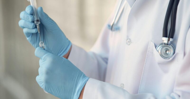 Dowiedz się, co wyróżnia odpowiedni strój dla lekarza!